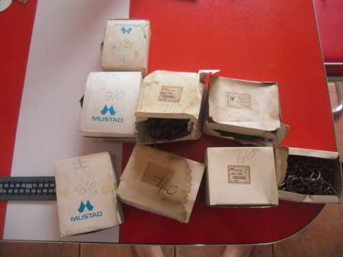 APPROXIMATELY 800 FISHING HOOKS (NEVER BEEN USED).